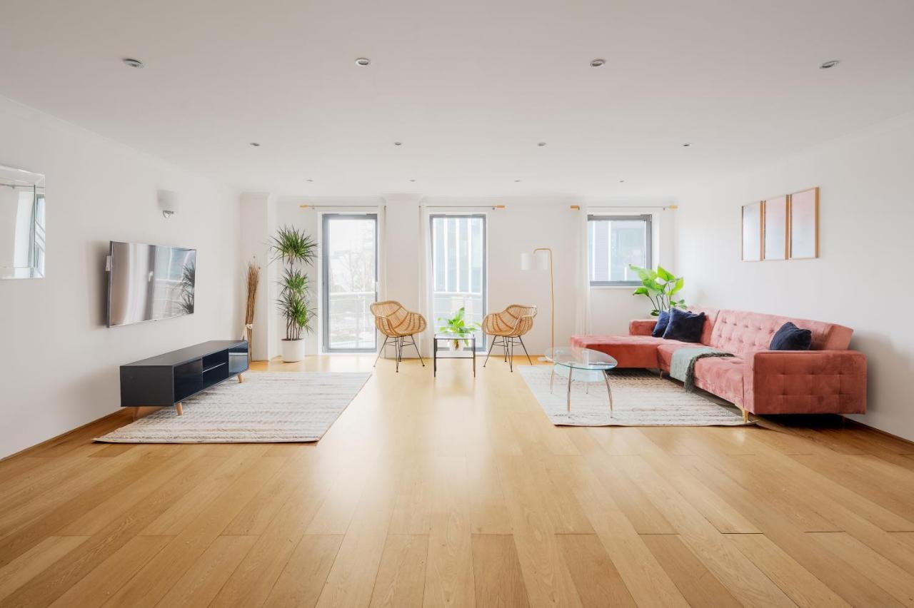 Apartamento Riverside Two Bedroom In Canary Wharf Londres