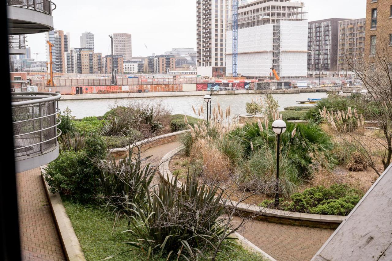 Riverside Two Bedroom In Canary Wharf Londres